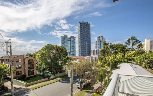 Wow Southport Apartment Near Light Rail Station