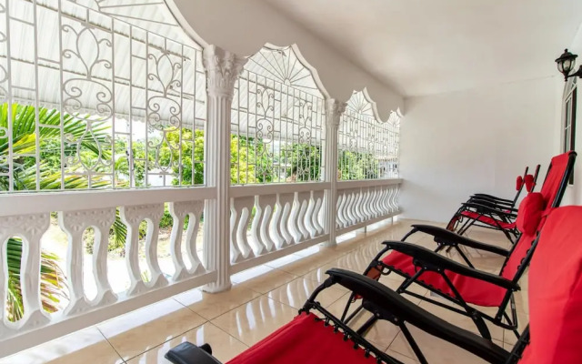 Runaway Bay Gem in Runaway Bay