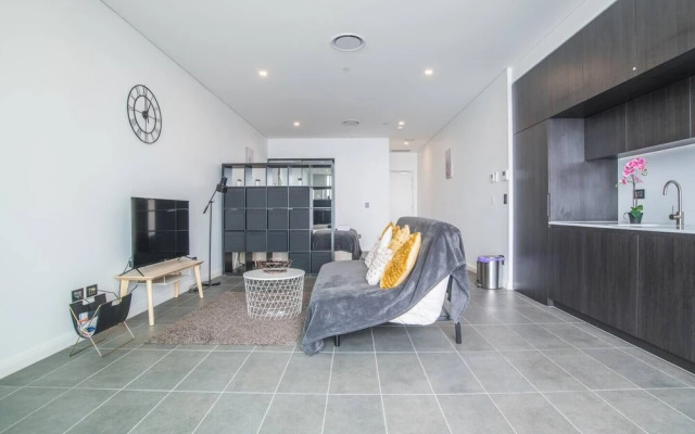 Home With Convenient Location! Close to Train&cbd
