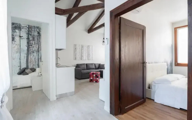 San Marco Style Canal View Apt 2 by Wonderful Italy