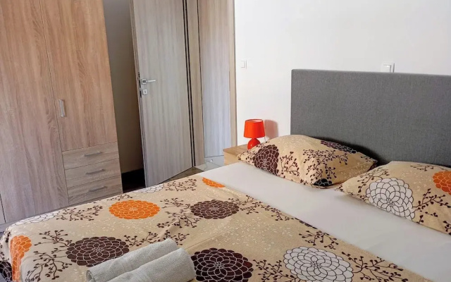 Charming 2-bed Apartment in Okrug Gornji