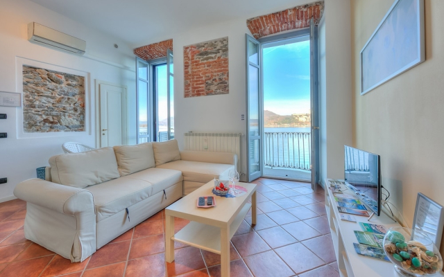 La Dolce Vita Pied Dans L' Eau