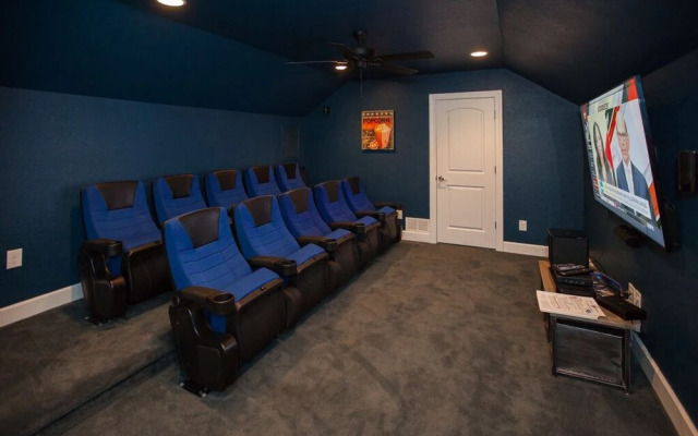 Over The Moon - 9 Br Home