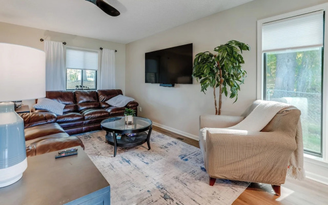 Lakefront Orion Twp. Home w/ Fire Pit & Kayak!