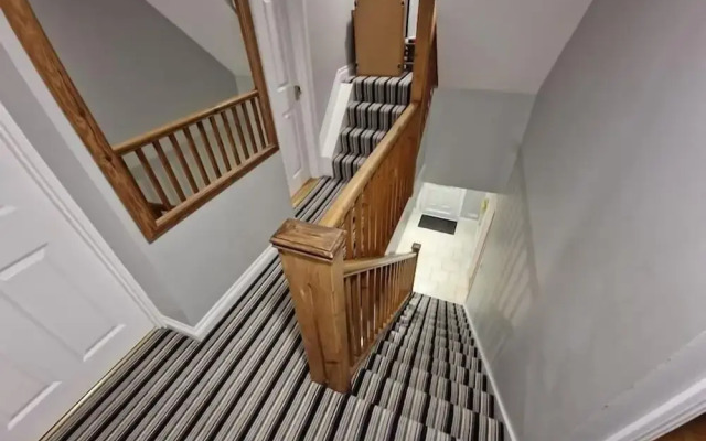 Spacious 6-bed house - 12 mins Gatwick