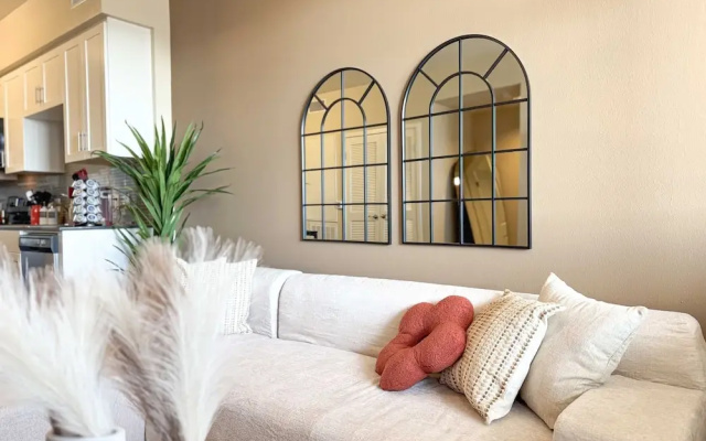 Stylish Getaway W Pool GYM Parking 10 Min to Cedar