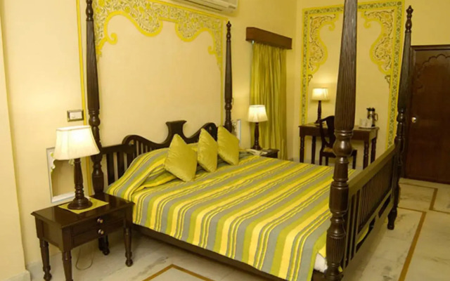 Swaroop Vilas - Lake Facing Boutique Hotel