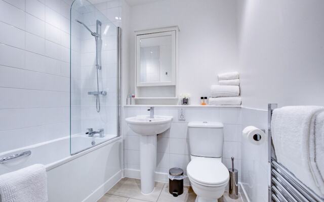 Modern Greenwich Flat With Parking