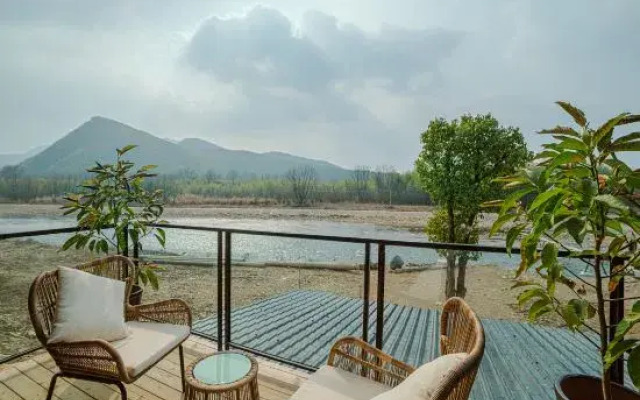 Yueliang Town Hotel
