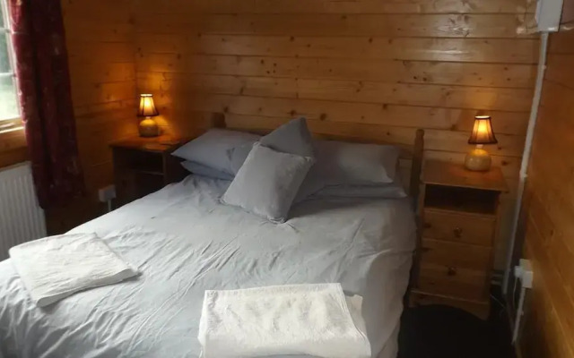 Spacious 3 Bedroom Cabin at Avonvale Holiday Lodge