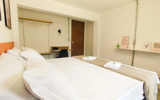 Casa de Tijolinho com Netflix e estacionamento