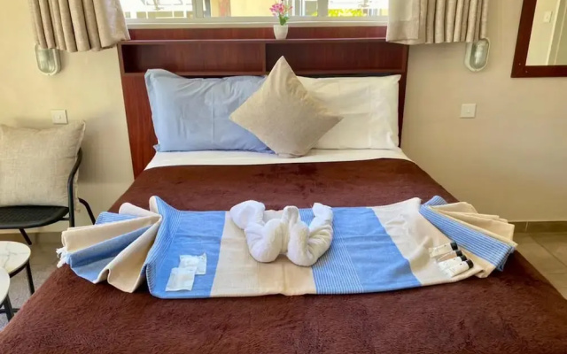 Poolside Executive Suite Near Airport - 2322