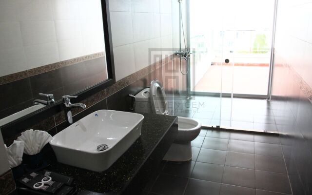 Golden Gem Tuan Chau Hotel