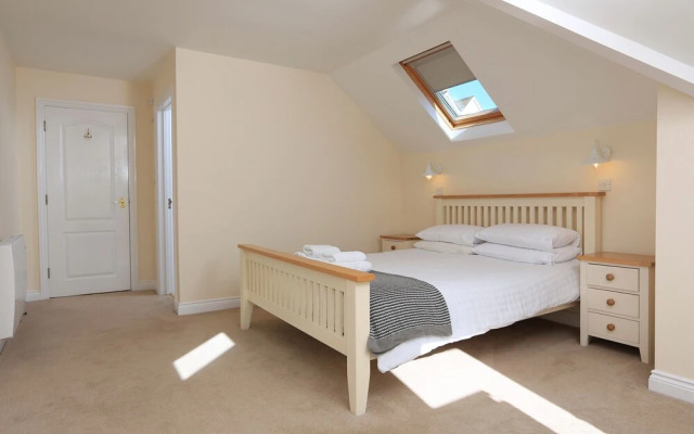 6 Chichester Court
