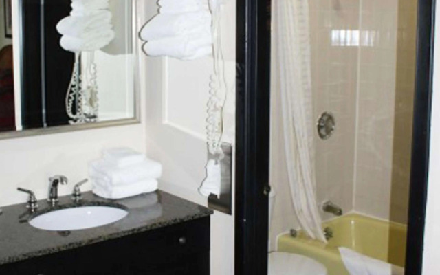 Colonial Inn Ellsworth