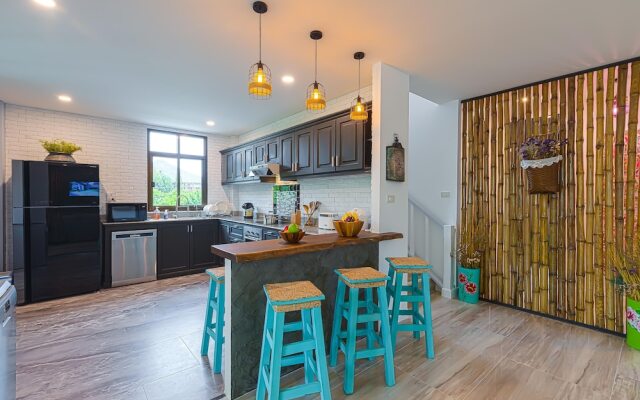 Pool villa  4 BR walking to Beach HV