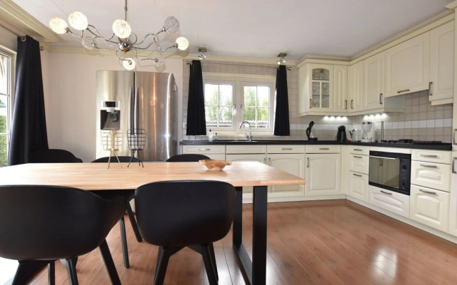 Modern Holiday Home in Kaatsheuvel with Hot Tub