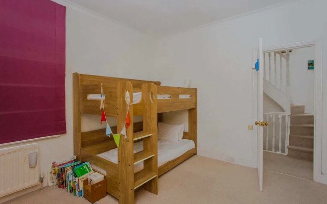 Bright and Airy 3 Bedroom Maisonette in South London