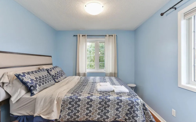 QuickStay - House by The Lake (3Bdrm Near Go Station)