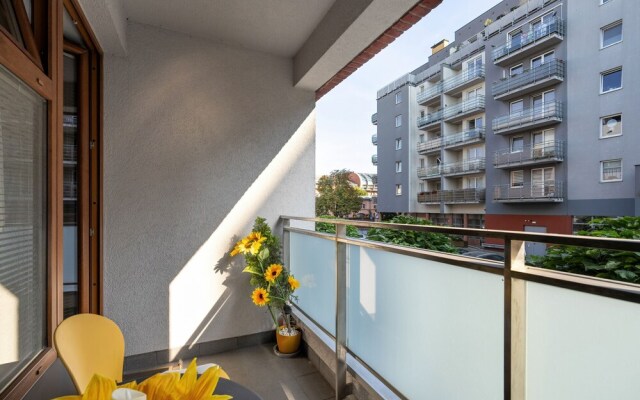Wojskowa Apartment by Renters