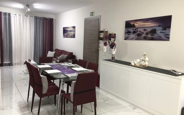 Sea View 2 Bed Apartment Close to Beach