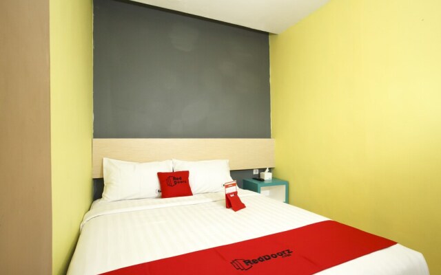 RedDoorz Plus near Tunjungan Plaza 2