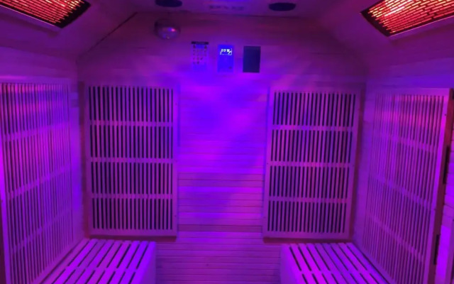 Relaxing Getaway With Hot Tub & Sauna Sleeps 6