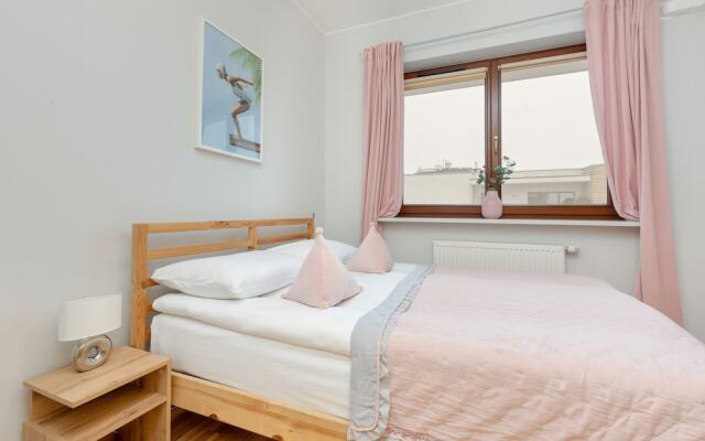 Gold & Blue Apartment Warsaw by Renters