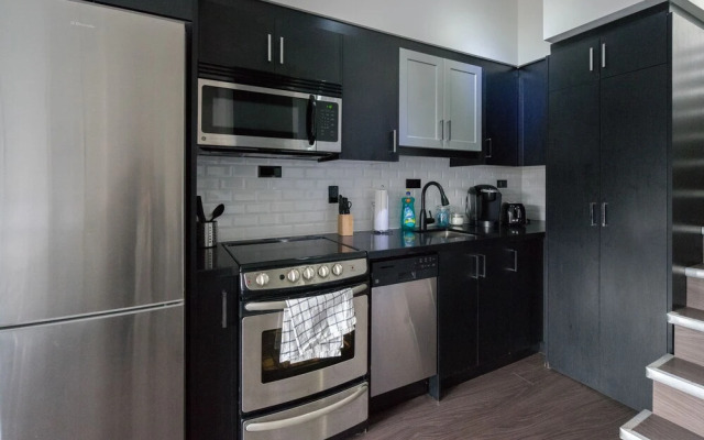 Applewood Suites - Queen West Studio