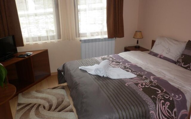 Semeen Hotel Han Dyavolski Vodi