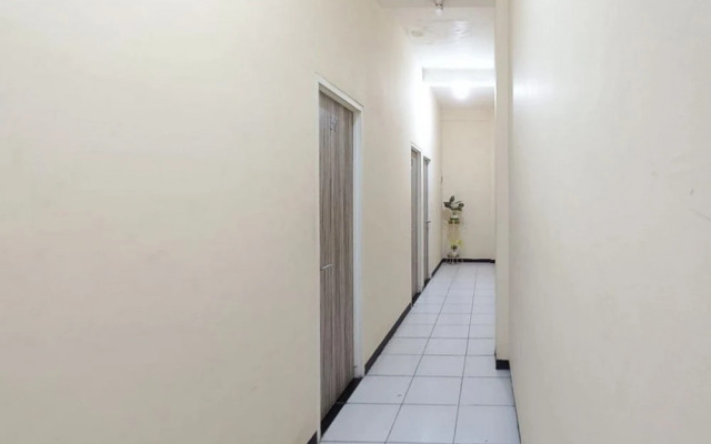 RedDoorz @ Luxury Homestay near Aloha Waru Surabaya