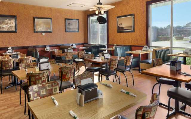 Days Inn & Suites by Wyndham Fort Pierce Midtown