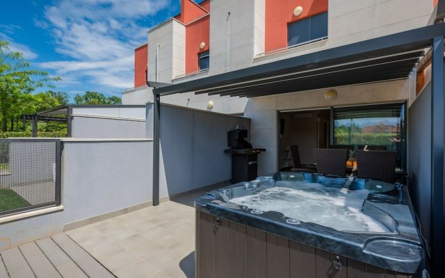 Modern Holiday Home With Terrace and Outdoor Jacuzzi !