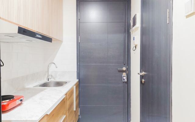 Homey And Cozy Living Studio At Collins Boulevard Apartment