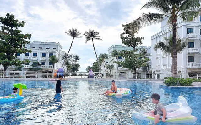 10 Bedroom Apartment 300m From The Sea