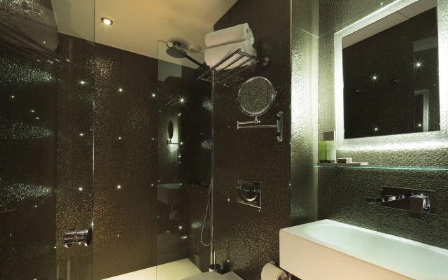 NEWHOTEL REPUBLIQUE (ex Albert's Hotel)