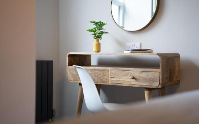 Spacious - Contemporary 2BR Apartment - Central Ambleside - Parking