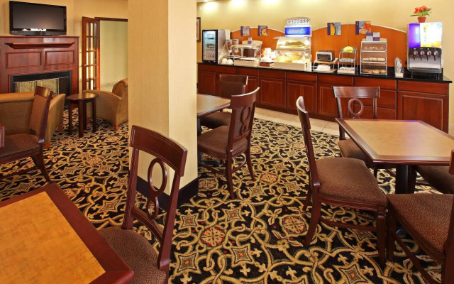 Holiday Inn Express Hotel & Suites Clarksville by IHG