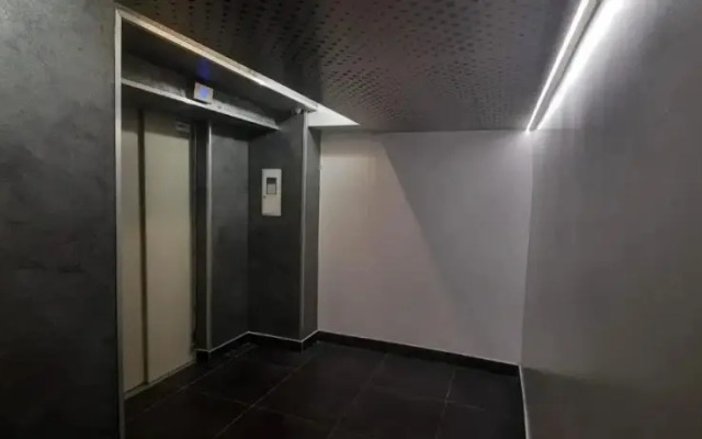 Luxurious, Spacious, Modern Gem. Great Location !