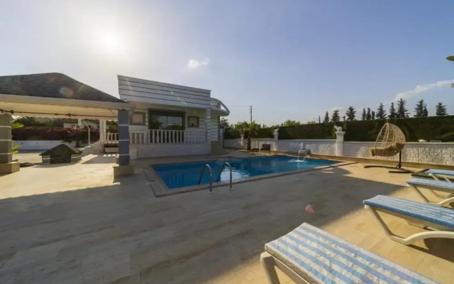 Marvelous Conservative Villa in Muratpasa