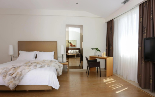 Chloe Hotel