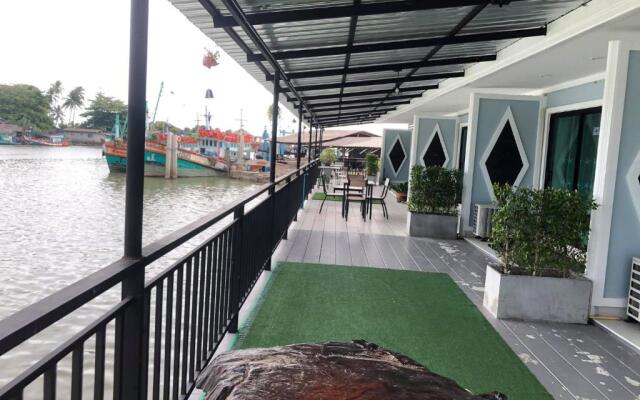 Chaiyai River Front Hotel