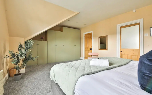 4 Bed House with Pool Table & Parking