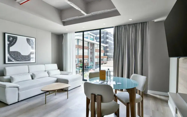 w Stunning 1BR w/ Radiant Deco in Unicentro