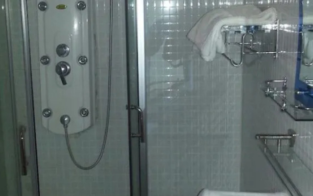 Cari Hotel
