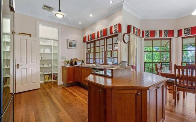 Palatial Queenslander for Groups of Family & Friends!