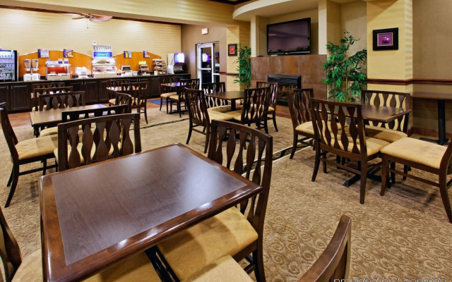 Holiday Inn Express Hotel & Suites Cleburne by IHG