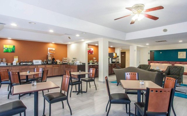 Comfort Inn & Suites Airport - American Way