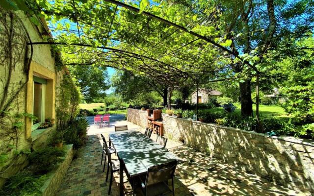 CHAMBRES D'HOTES 2 à 4p ou GITE DE GROUPE 16p, 7 ch, 6 sdb, parc et salle de réception