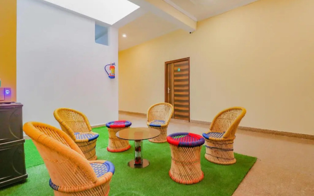 White House by OYO Rooms